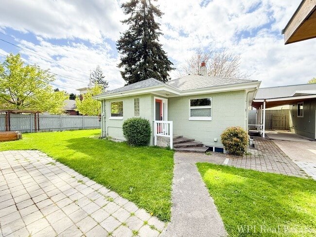 Building Photo - Beautifully Remodeled 4 Bed, 2 Bath Spacious Home with Second Kitchen Near UW Medical!
