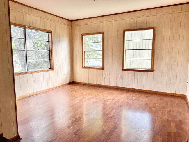 Photo - 452 Bernardo St