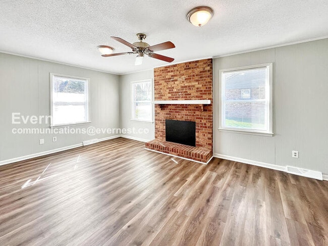 Photo - 425 Shallowood Ln House