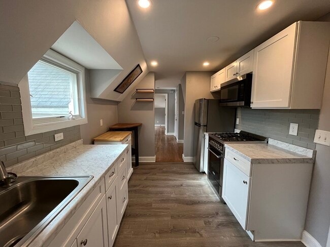 Building Photo - 29 Carpenter St Unit 3