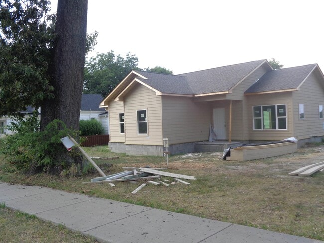 Building Photo - 1202 W 11th St Rental