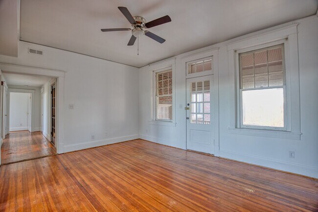 Photo - 230 E 40th St Unidad C3