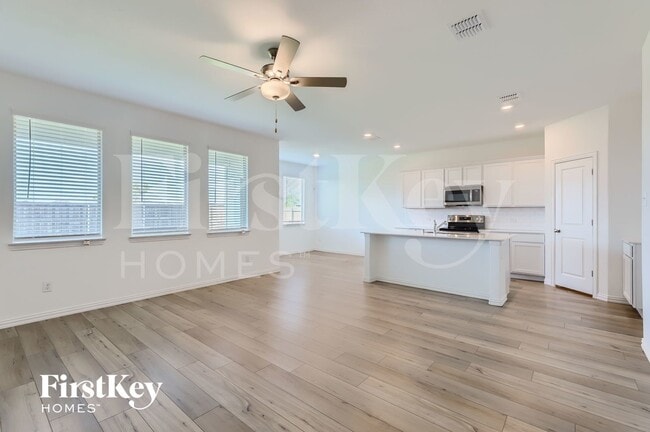 Photo - 212 Wyndemere Ln