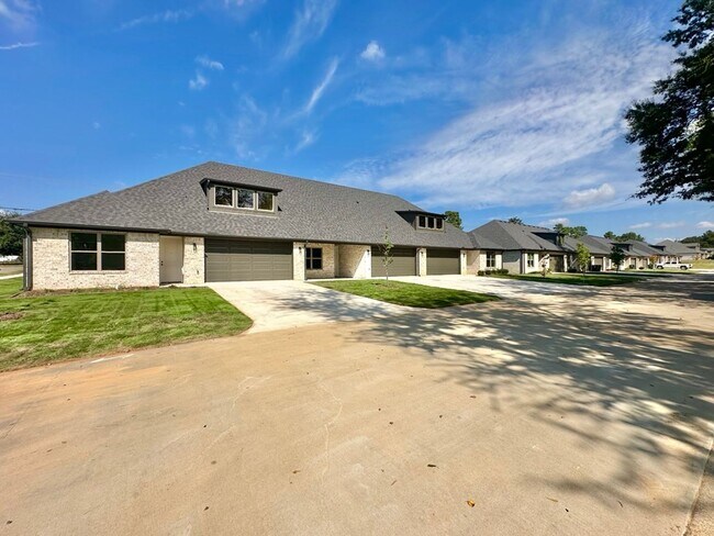 Photo - Tour Today! New Construction 4 Bed 2 Bath ... Unidad 103 - 2404 Henshaw Creek Dr