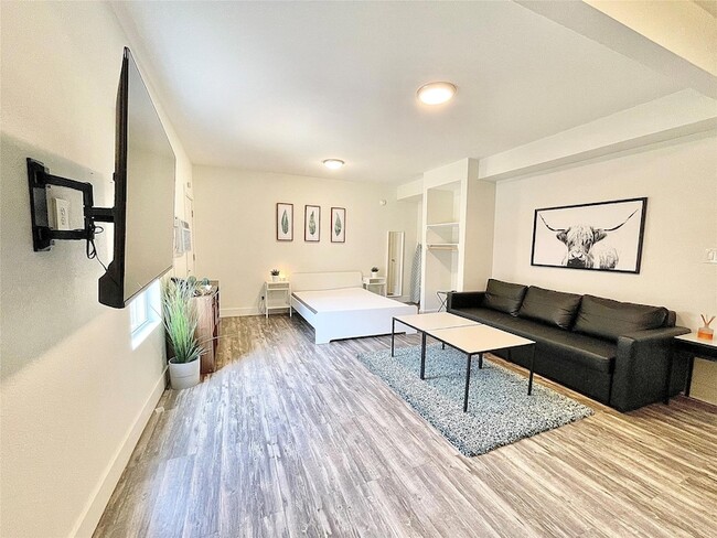 Photo - 735 W 10th St Condo Unit B