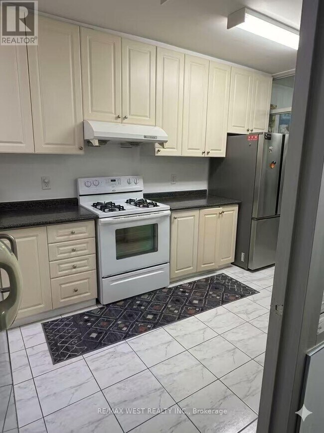 Photo - 555 St Clair Ave W