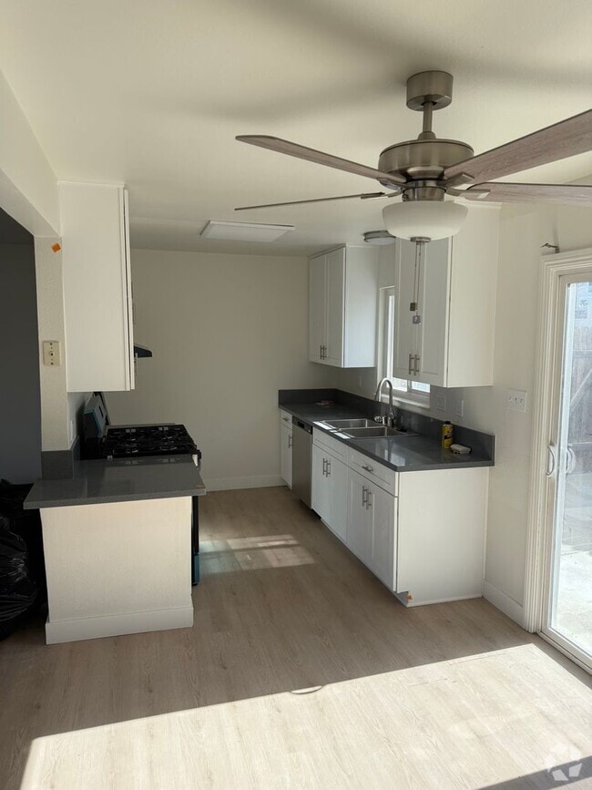 Building Photo - Lemon Triplex Unit C Rental