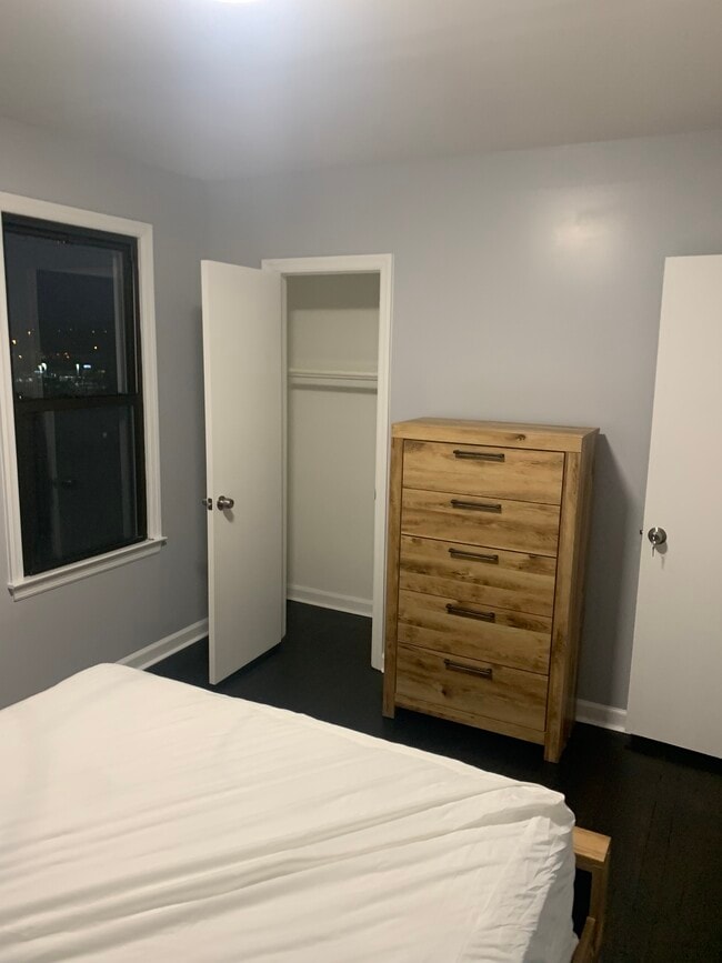 Building Photo - 174 Orland St Unit Room for rent