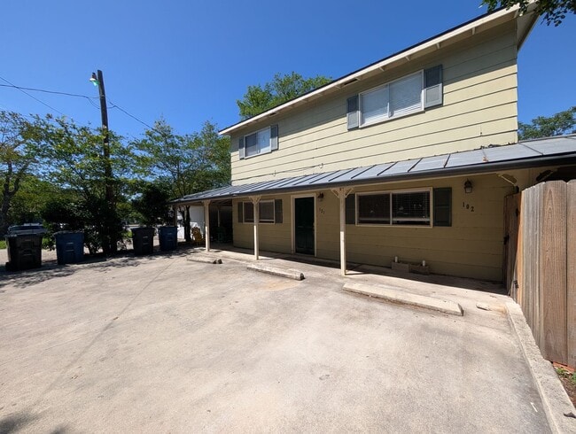 Photo - Walk to the Comal River, Schlitterbahn, & Downtown NB /1/1 Duplex with Courtyard! Includes Fridge...