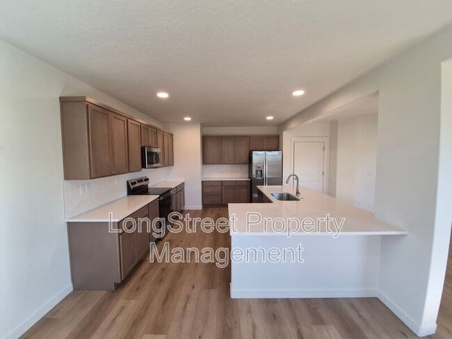 Photo - 4694 Finch St