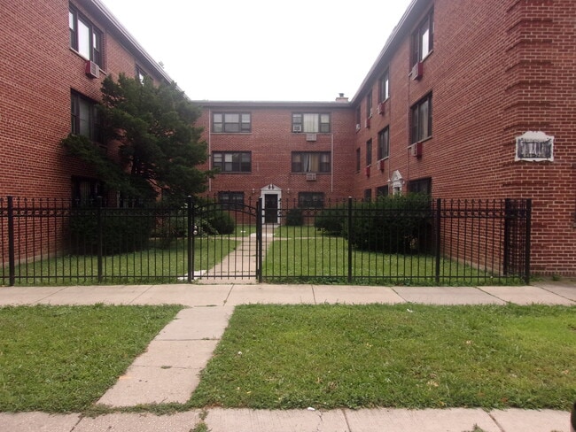 Building Photo - 5501 W Ohio St Unit Apt 2G