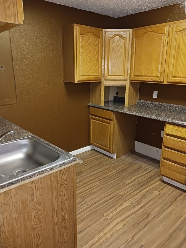 Building Photo - Albany Apartments Unit 8