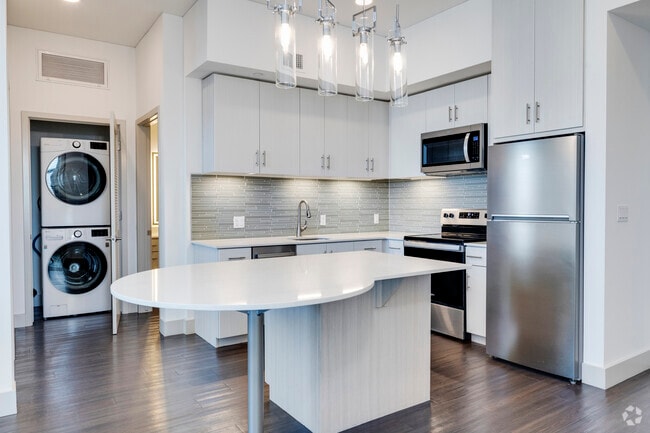 2BR, 2BA - 834SF - B7 - Kitchen