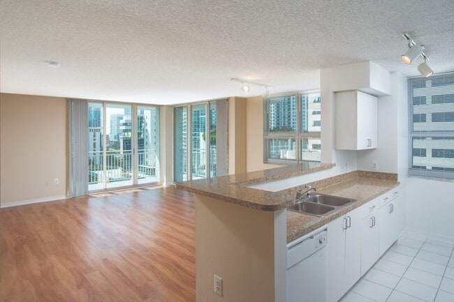 Yacht Club at Brickell Apartments