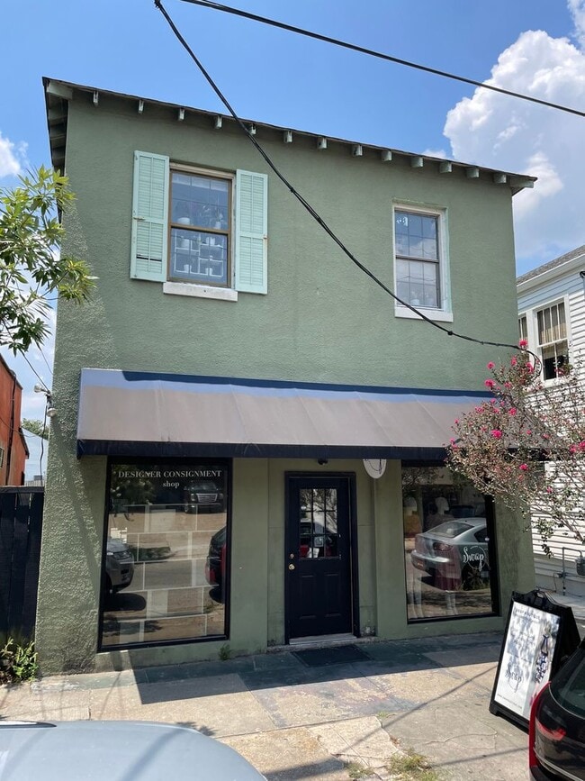 Building Photo - Gorgeous 3BD Apartment above commercial space ON MAPLE ST Unit 7718 Maple St