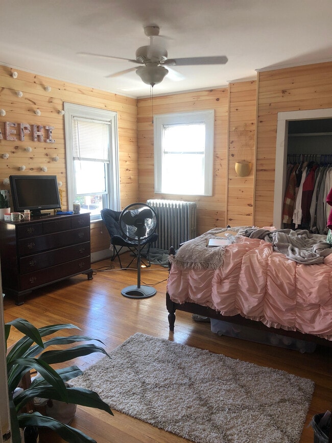 Photo - 152 W 7th St