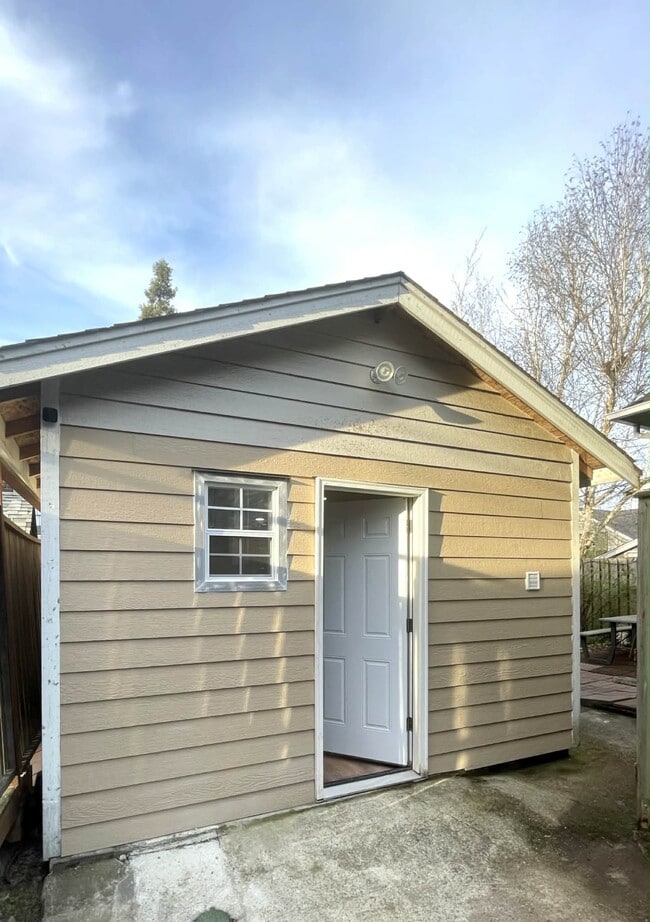 Photo - 704 NE 53rd St