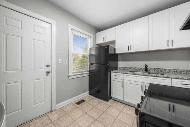 Building Photo - 300 Chamberlain St Unit B