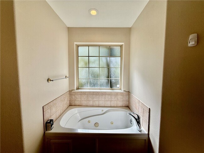 Photo - 305 Meadows Ct