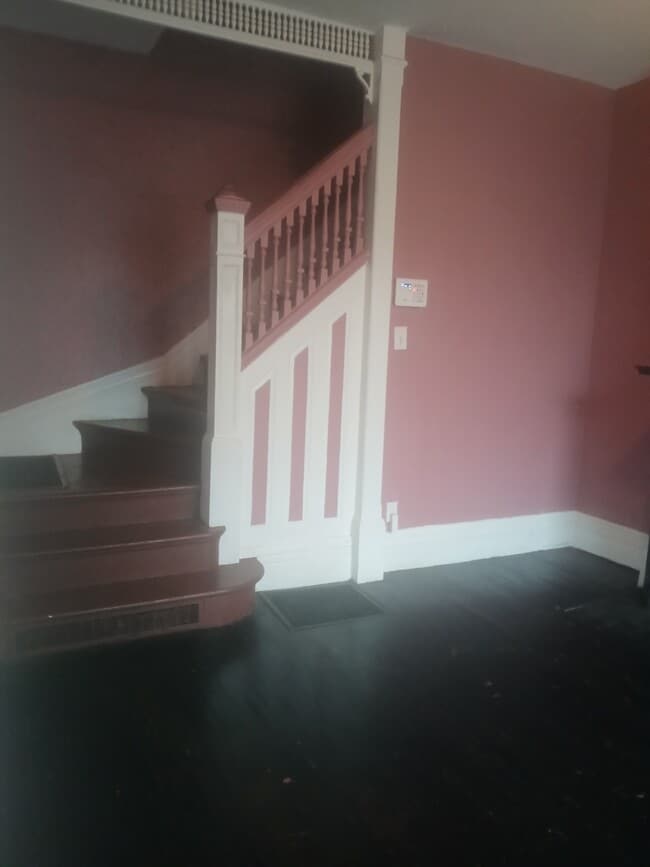Silla de ruedas para acceder a las habitaciones del segundo piso - 2252 Whitney Ave