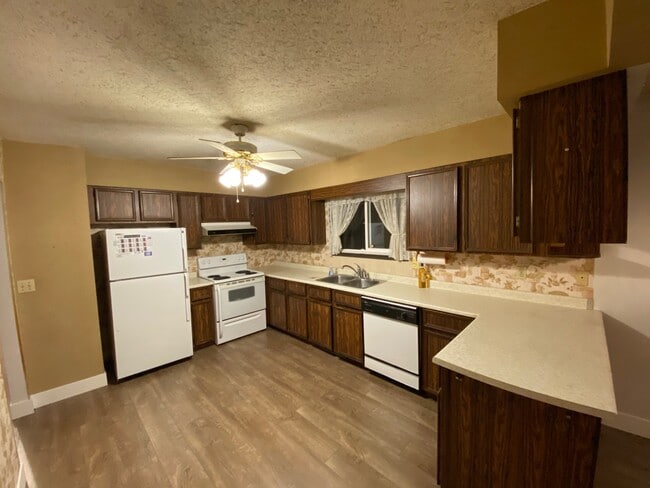 Photo - 385 3 Ave