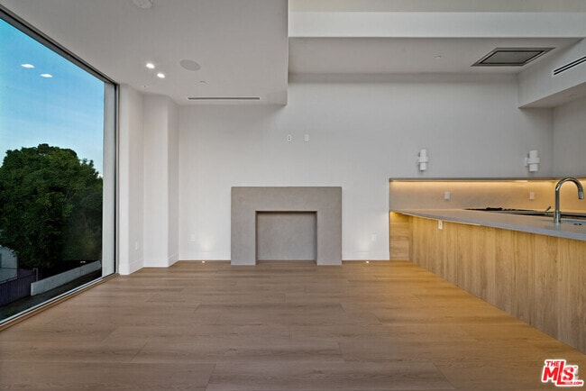 Building Photo - 755 N Alfred St Unit E Rental