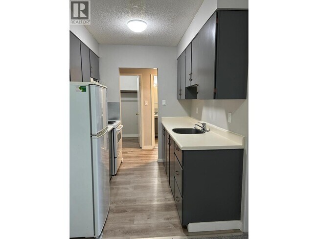 Photo - 11933-11223 223 St