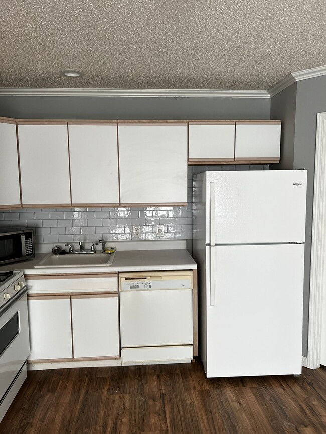 Full Kitchen - 109 Cypress Dr Unit Suite