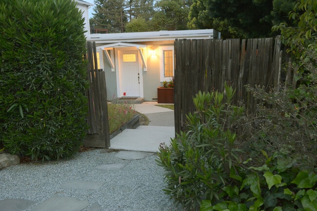 Building Photo - 2835 Whipple Ave