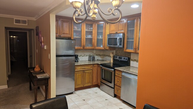 Photo - 999 Evelyn Terrace W
