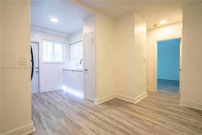 Building Photo - 7325 Carlyle Ave Unit 9