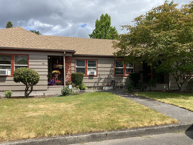 Photo - 655 NE 4th St House