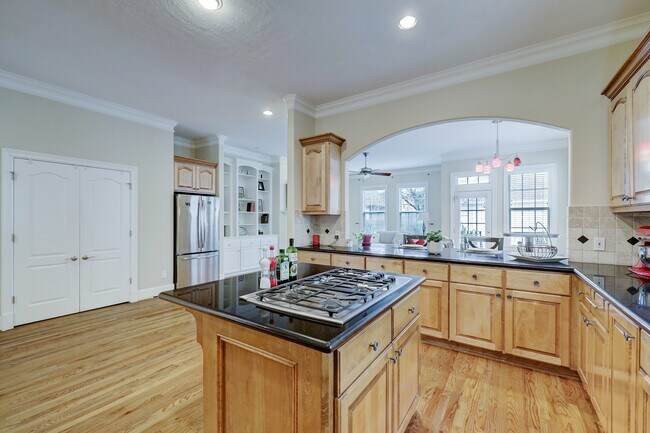 Photo - 848 W 25th St