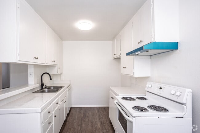 2BR, 1.5BA - 870SF - Kitchen