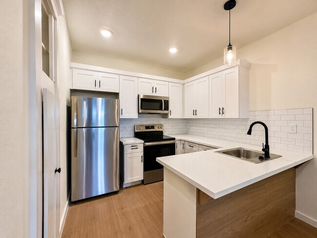 Building Photo - 4107 Lark Ln Unit A