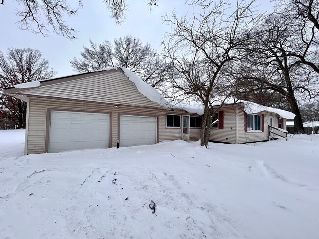 Building Photo - Spacious Three Bedroom Home in Muskegon