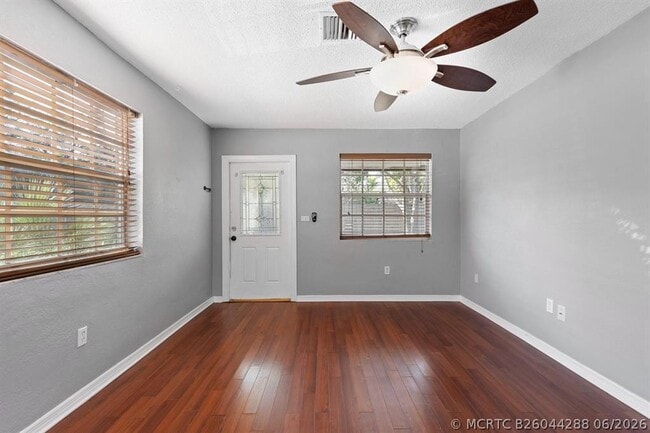 Building Photo - 821 SW 4th St Unit 1