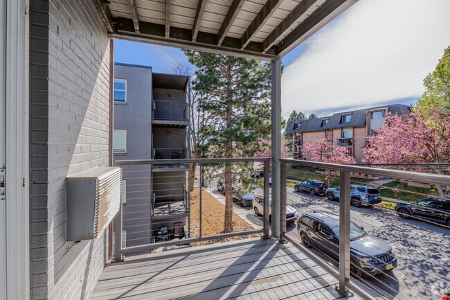 1BR, 1BA - 690SF - Balcony
