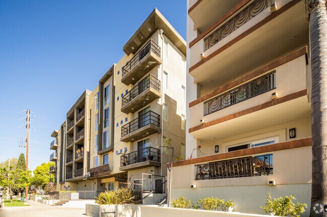 Exterior - 1600 S WESTGATE Ave