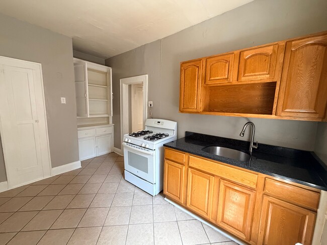 Building Photo - 16 Irving St Unit B1