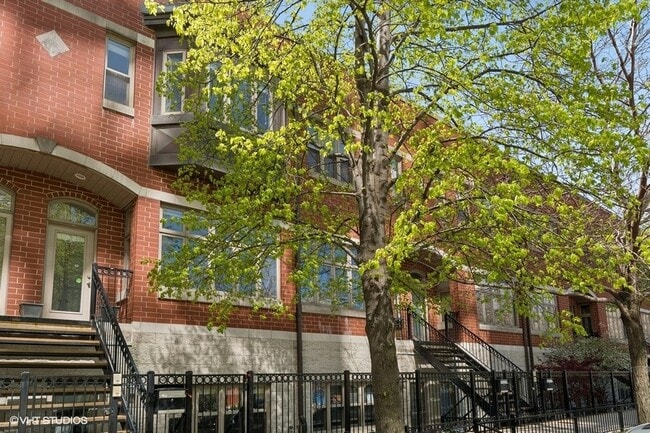 Building Photo - 1816 S Calumet Ave