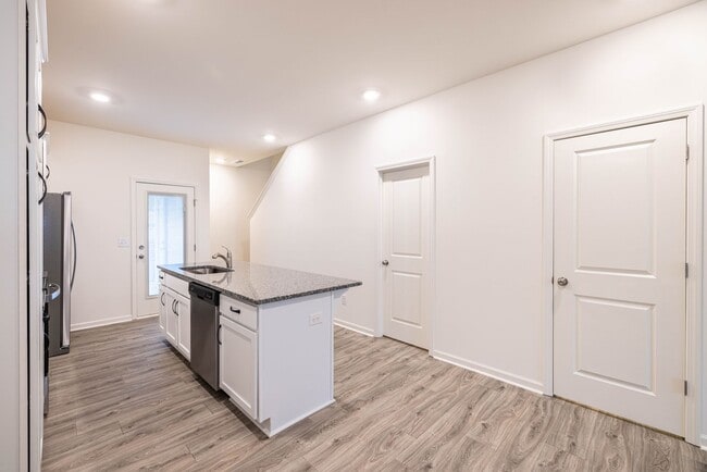 Photo - 451 Kinnerton Pl