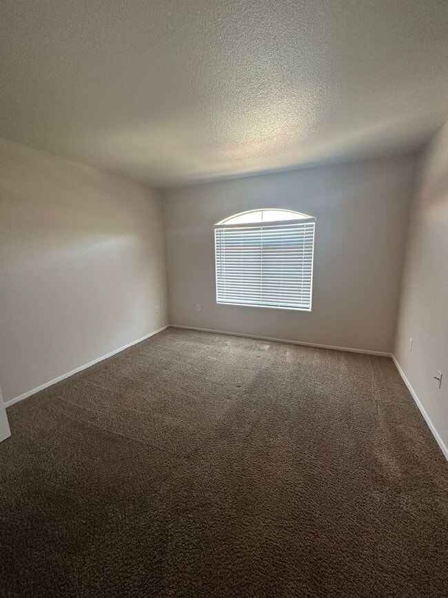 Photo - Cozy Condo with fireplace in living room. Unidad 232