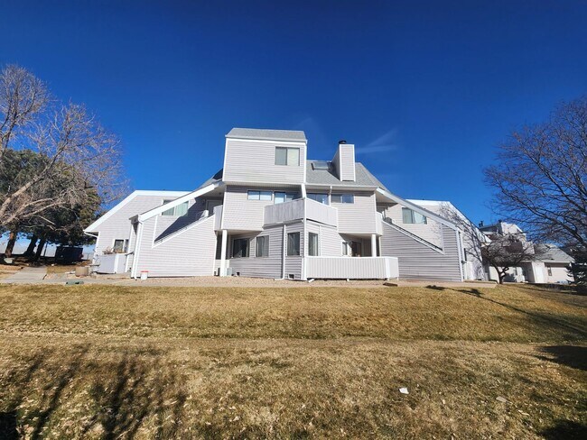 Photo - Cozy Split-level Condo with a Private Balcony! Unidad 6-209
