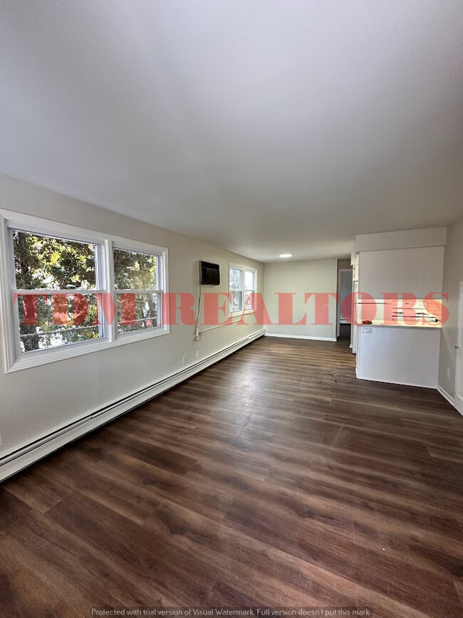 Building Photo - 302 E Clinton St Unit 302 E Clinton