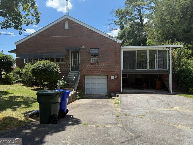 Photo - 998 Highland Cir SE