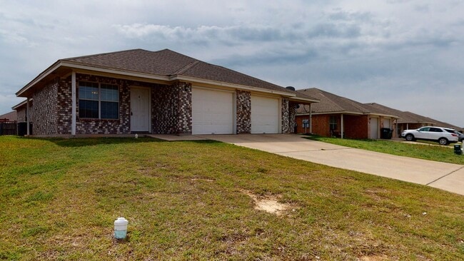 Building Photo - HUGE PRICE IMPROVEMENT NOW ONLY $1,295!!!