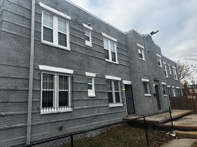 Building Photo - 4632 Hillside Rd SE Unit 2