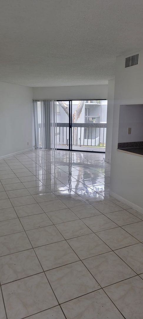 Building Photo - One bedroom unit near Palm Beach Outlets