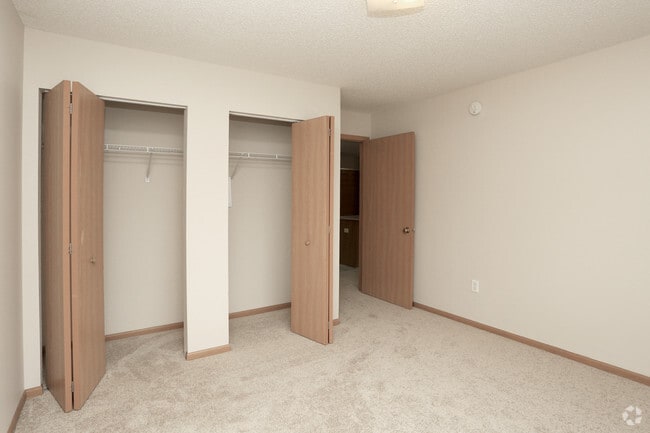 2BR, 2BA - 961 SF